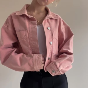 Rosa jeansjacka - LÄS BIO!!! Oversized cropped jeansjacka från gina tricot köpt för ca. 3 år sen, sparsamt använd så mycket fint skick! Strl xs/s. Tveka inte att höra av dig vid frågor eller för fler bilder! <3