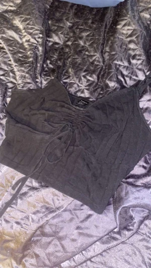 Svart topp - En fin svart topp som är i ett jätte bra skick och är nästan aldrig använd. 