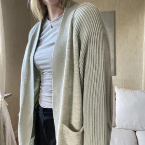 Stickad kofta - Ljusgrön stickad kofta. Har haft i garderoben länge men aldrig kommit till användning. Men super bra kvalitet och är jätte skön. Hör av er vid intresse!!