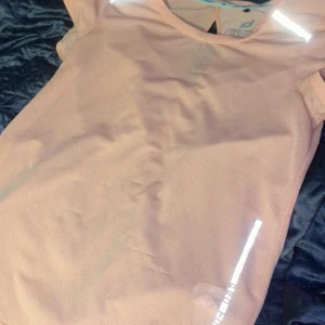 Rosa tränings tröja  - En rosa tränings tröja som är nästan helt ny och är i ett perfekt skick. 