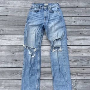 Ljusblåa Gina Tricot jeans - Säljer mina super söta jeans från Gina eftersom att de inte kommer till användning. De är midwaisted och sitter väldigt bra! 