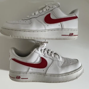 Nike Air force 1 - säljer mina air force då jag köpt nya, de är i fint men använt skick Storlek 39🫶🏼 Priset kan diskuteras vid snabb affär