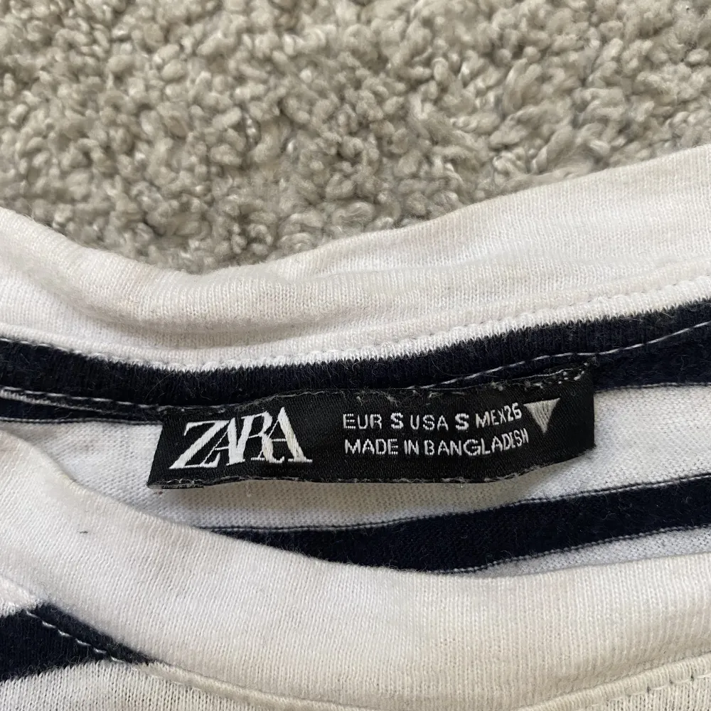 En randig t-shirt från Zara i storlek S. T-shirts.