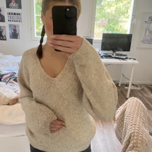Beige stickad tröja - Säljer då den knappt använts, den är i gott skick och sparsamt använd😇  