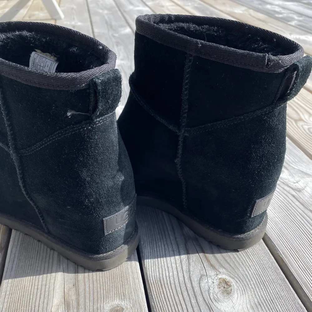 Ugg, Classic Femme, Mini boots med dåld kilklack i färgen svart. De är i bra skick. Köpte de för 1990kr . Skor.