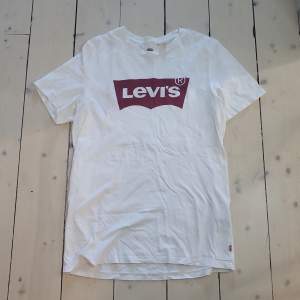 En ganska använd Levis tröja i storlek small