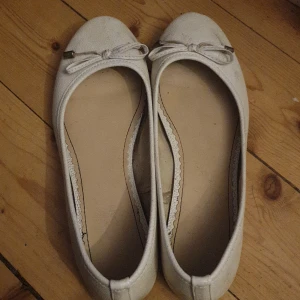 Vita sommarskor  - Ett par vita sommarskor från kaphal som har blivit försmå för mig 