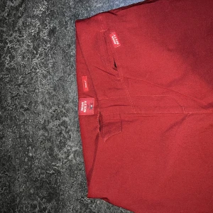 THRIFTED RED FLARED TROUSER - Perfekt skick. Aldrig använd. Stl. Xs/S men stretchig