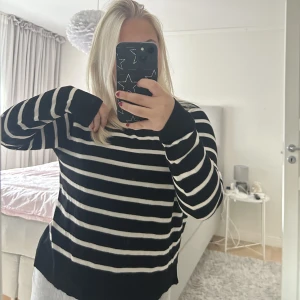 Tunt stickad tröja - Säljer denna tunt stickade tröjan från zara!! Använd ett fåtal gånger💕😇