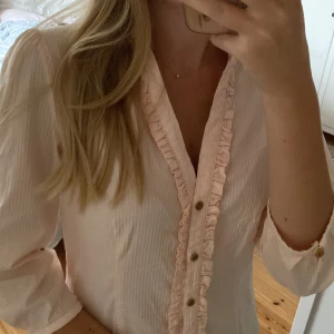 Gullig blus - Supersöt blus från mango. Står L men den känns verkligen som en S. 