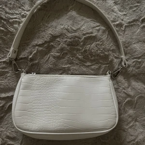 Gina tricot väska - Fin liten väska från gina tricot!! Använd ett fåtal gånger och inga defekter. Säljer då den inte längre kommer till användning.💕