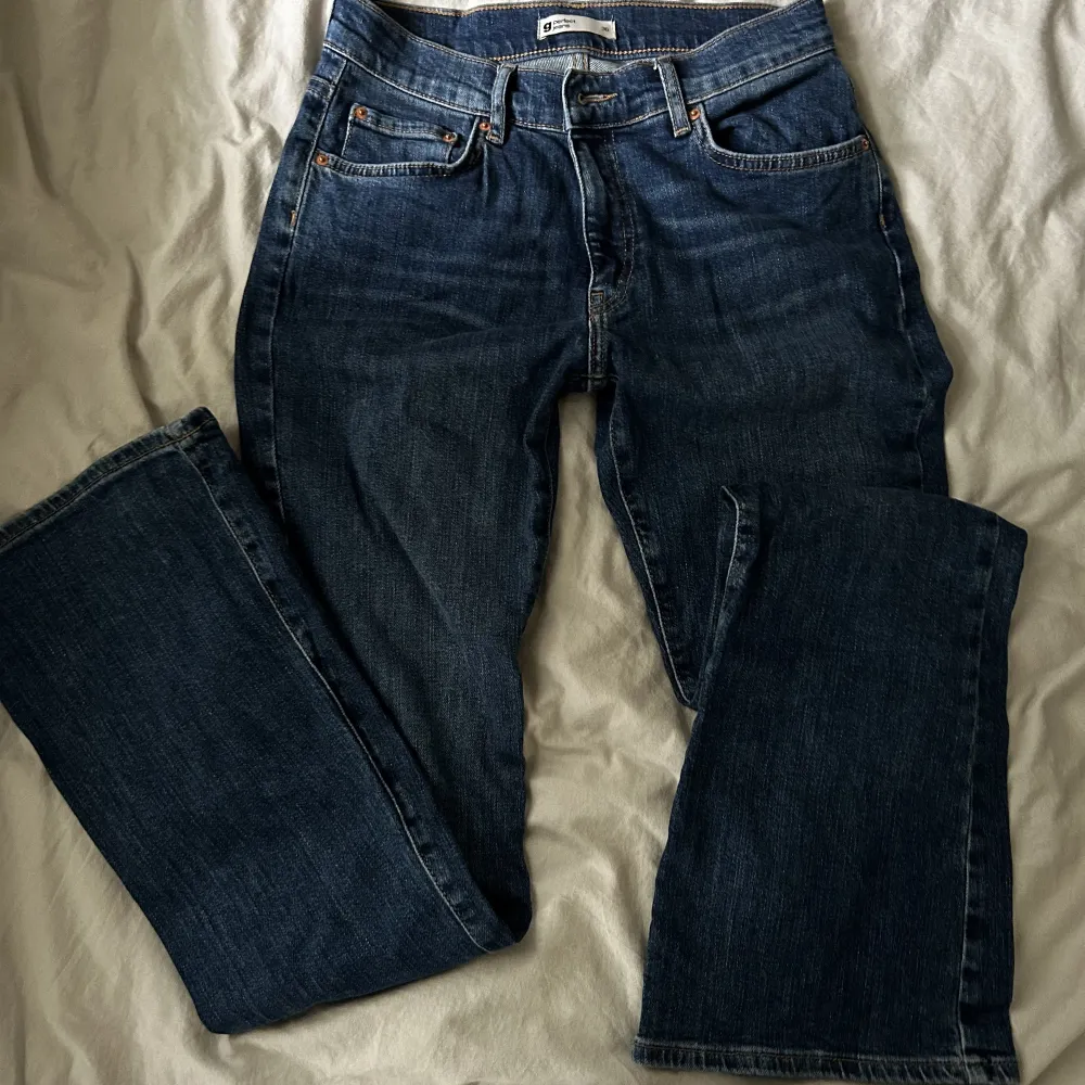 Fina låga, jeans från Gina tricot🤍 Bootcut/ vida Strlk 36 Köparen betalar alltid frakten🤍. Jeans & Byxor.
