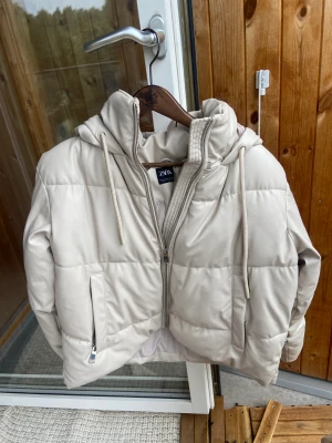 Zara puffer jacket - Använd fåtal gånger, super skick enligt mig, som ny. Storlek medium. 