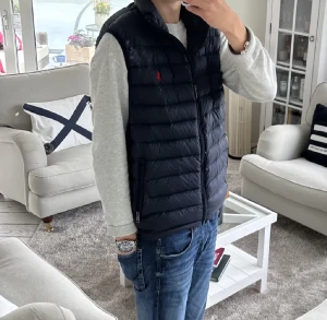 Raulp lauren väst - Skit snygg väst, perfekt nu för hösten, jätte bra skick 8/10, priset kan diskuteras, hör av er om flera fråger