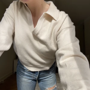 Stickad tröja - Skitsnygg ljus-beige/vit stickad tröja med krage från Zara!  Fint skick men använd några gånger😀 passsr någon mellan xs-m