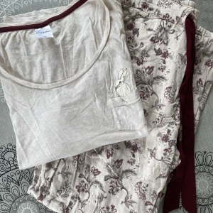 Pyjamas - superfin pyjamas från Kappahl, tröjan i M och byxorna i S🙌🏼