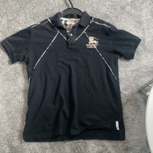 Burberry piké  - Fin och snygg modell. Bra skick inget trasigt 9/10. 