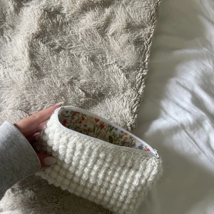 Necessär  - Perfekt liten necessär att ha med sig överallt. Passar att ha smink i, hudvård ja allt möjligt. Den är handgjord och även i mohair garn därav priset. Den är också helt ny🤍(endast necessären, man får ej med produkter)
