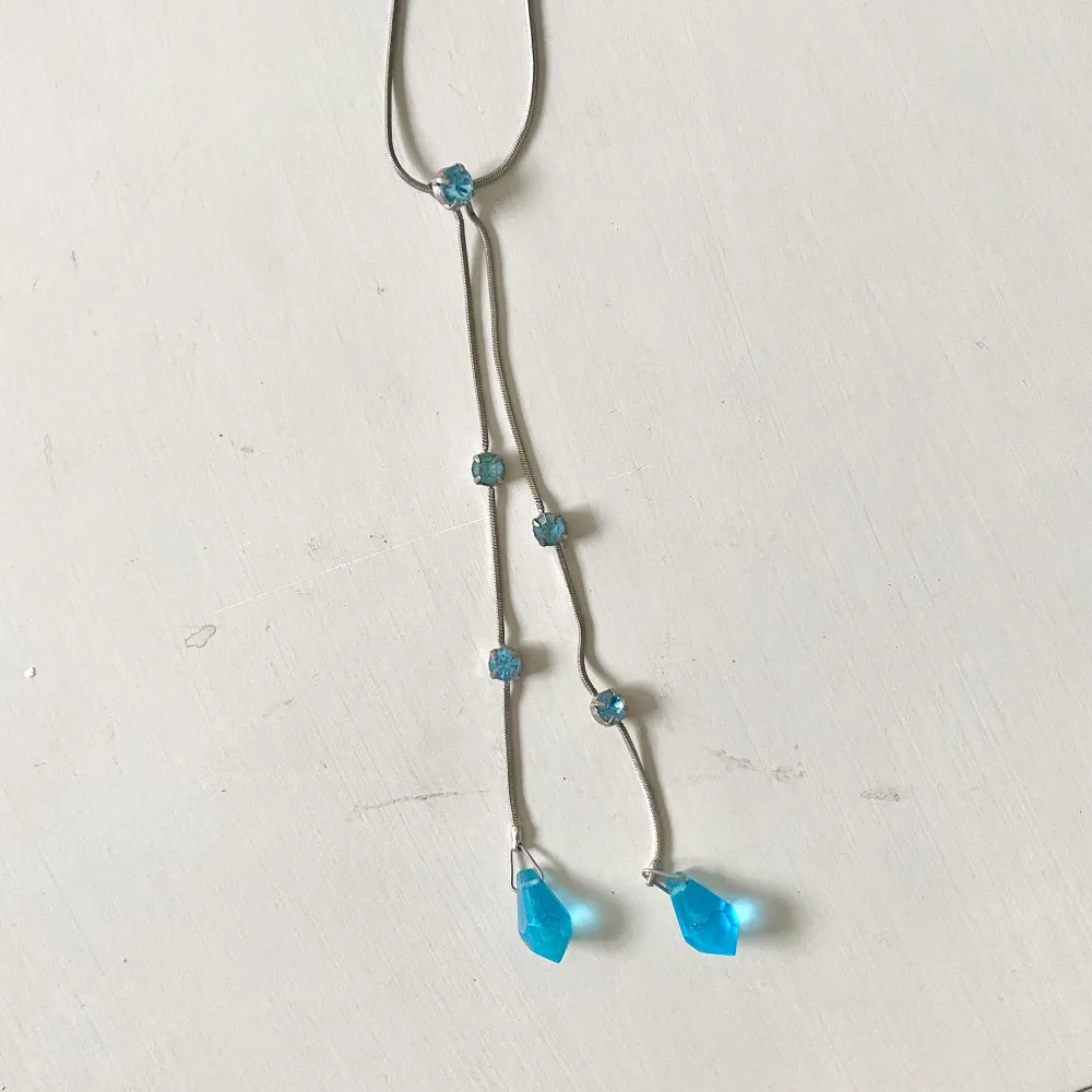 Silvrigt fint halsband med blå ”kristaller”. Accessoarer.