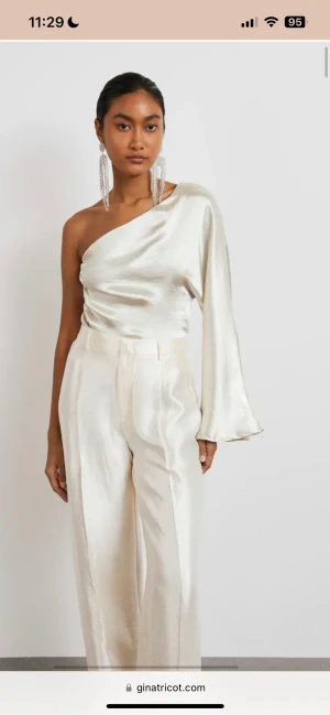 BLUS GINA - Slutsåld blus från gina. Aldrig använd och lappen kvar! Perfekt till en tjejkväll eller utekväll!💕💕💕