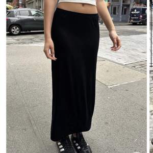 Säljer min helt oanvända kjol från brandy Melville med lapp kvar! Den är svart och lång och är väldigt stretchig! Den är one size men passar nog bra för xs-m💕