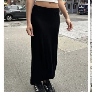 Brandy Melville Josie skirt - Säljer min helt oanvända kjol från brandy Melville med lapp kvar! Den är svart och lång och är väldigt stretchig! Den är one size men passar nog bra för xs-m💕