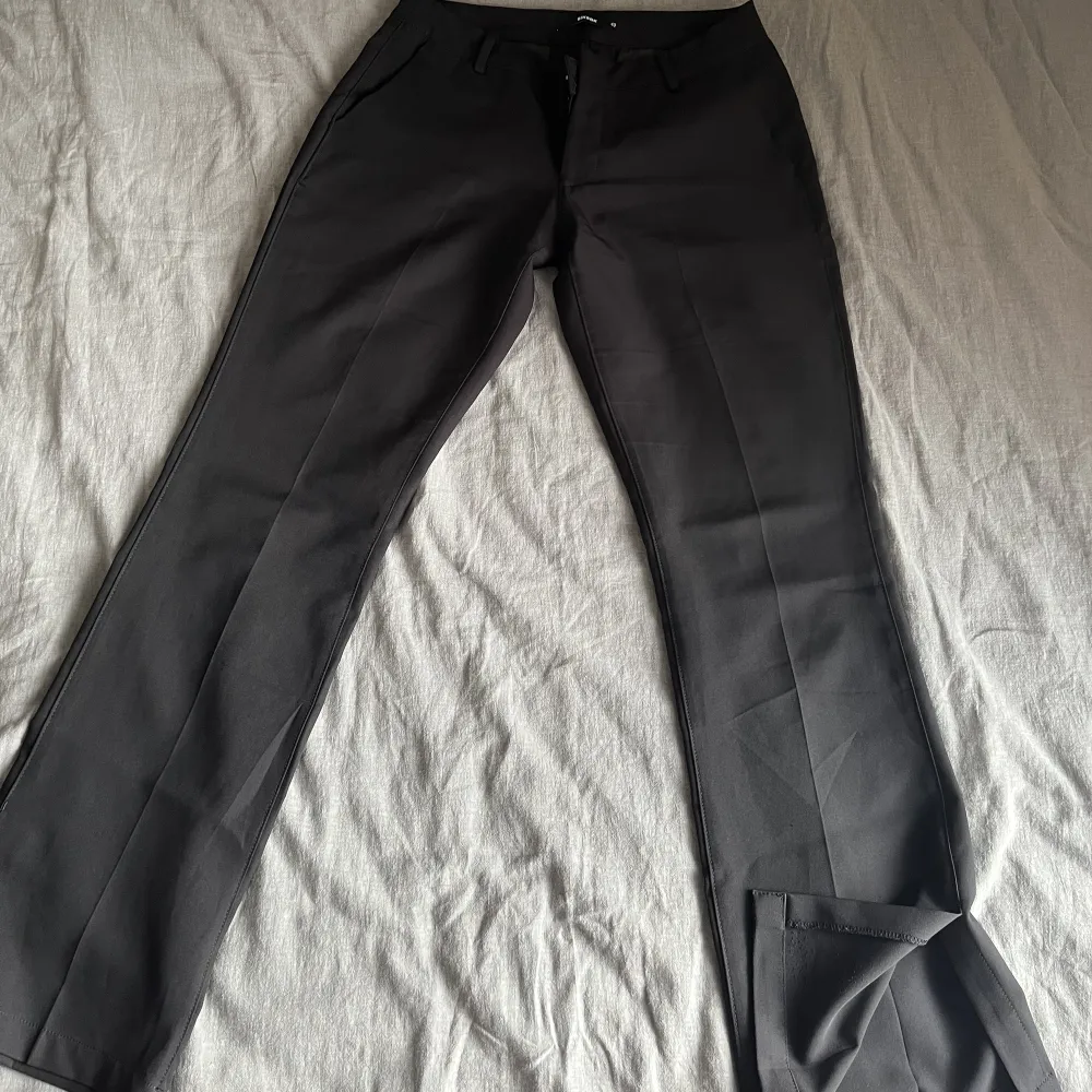 Jag säljer mina svarta lågmidjade kostymbyxor med slits! Endast använda ett fåtal gånger Ny pris 499kr🤍. Jeans & Byxor.