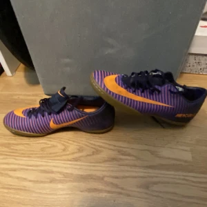 Futsalskor - Ett par Nike futsallskor riktigt bra skor där man får en skön känsla när man lirar. 8/10 skulle jag säga då det egentligen inte syns så mycket att dom är använda men om man kollar extremt noga. ⚽️