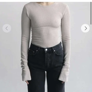 A-dsgn - Säljer min a-ddgn topp! Den är använd 2 gånger då är i nyskick!! Den är så sjukt snygg. Den är slutsåld på hemsidan💓 Köpt för 450kr.( Sista bilden har jag vikt upp armarna )