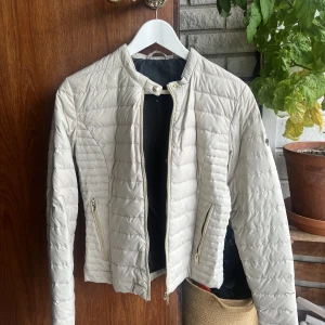 Lättviktsjacka rockandblue  - Beige lättviktsjacka från rockandblue i storlek 36. Nyskick och endast använd 2 gånger☺️