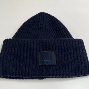 Acnemössa - Marinblå acnemössa i fint skick. 