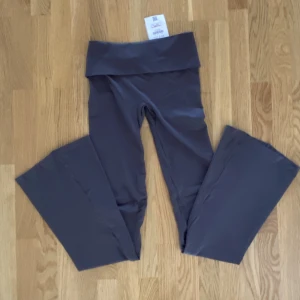 yoga pants - Ett par ”yogapants” liknande de trendiga just nu med nervikbar kant vilket man kan ha på dessa med! De är mörkgrå, ryschat där bak o är flared 💕 så sköna och helt nya (oanvända) med tagg kvar då jag ångra mig men inte hann lämna tbx. kolla min profil!! 💓