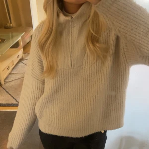 stickad tröja - fin stickad tröja med zip🤎