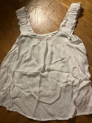 Vit topp - Vit blus från Only! Är i storlek M.💕
