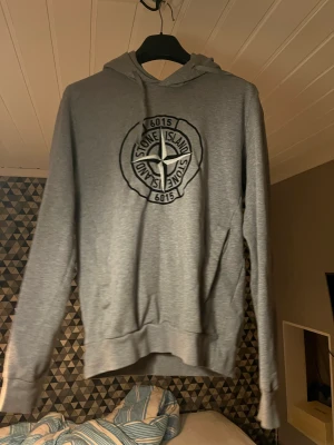 Grå hoodie stone island  medium - Hej säljer denna i princip oanvända sjukt snygga hoodie , hör av er vid lilla minsta fundering 