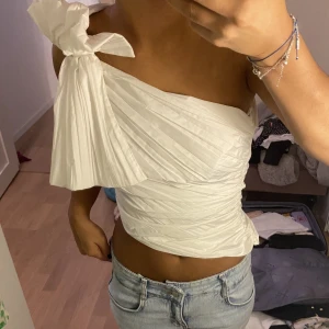 One shoulder topp - Cool asymmetrisk topp med en rosett på ena axeln!