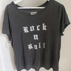 Zadig Voltaire i strl M - T-shirt med tryck från Zadig Voltaire i skönt material (100% bomull). Lite oversized modell. Jag är normalt strl 34-36.  Nypris var 1000:- på Jackie, inköpt år 2021. I fint skick. 