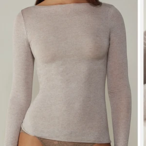 Intimissmi tröja kashmir - Säljer denna trendiga tröja från intimissmi i färgen beige! Skulle kunna diskutera pris vid snabb affär! 🛑kommer säljas idag eller imorgon så skriv så snabbt som möjligt!!!