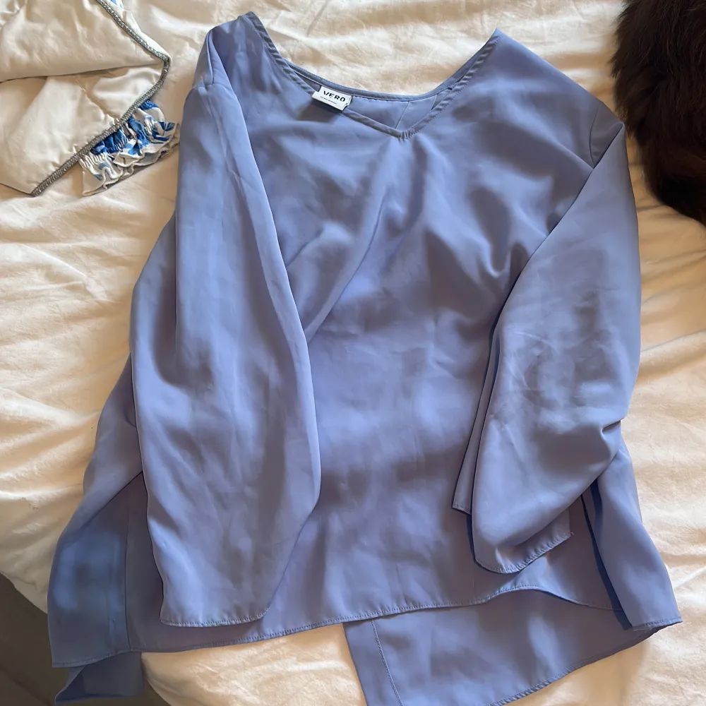 säljer min blus från vero moda, med öppen rygg. ordinarie pris 400 mitt pris 150. storlek m, passar dom som har s.  . Blusar.