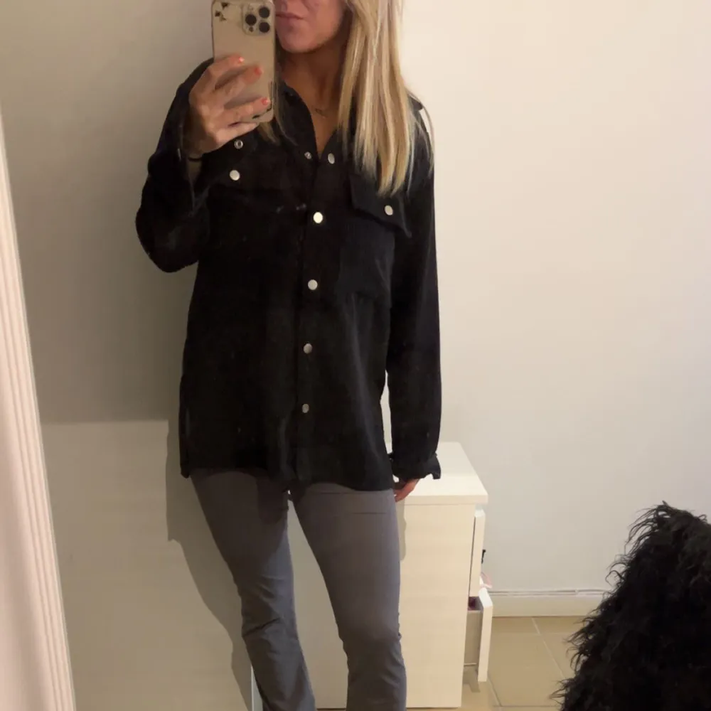 Tunn jacka från Gina tricot perfekt till hösten🍂🍁. Takit.