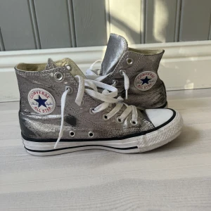 Silvriga Converse  - Silver glittriga, höga Converse. Små defekter men i övrigt i bra skick🥰🥰 