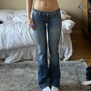 Lågmidjade utsvängda jeans - Perfekta lågmidjade utsvängda jeans! Midjemått 38 cm, innerbenslängd 81 cm🖤Från Only, ganska stretchiga🌠