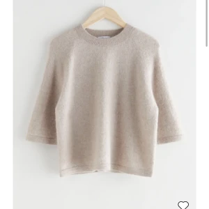 & other stories t-shirt  - Säljer den här skit snygga trekvarts ärm tröjan. Använd Max 2 gånger. Budet är bindande, därmed måste du köpa plagget vid ett vinnade  bud💗