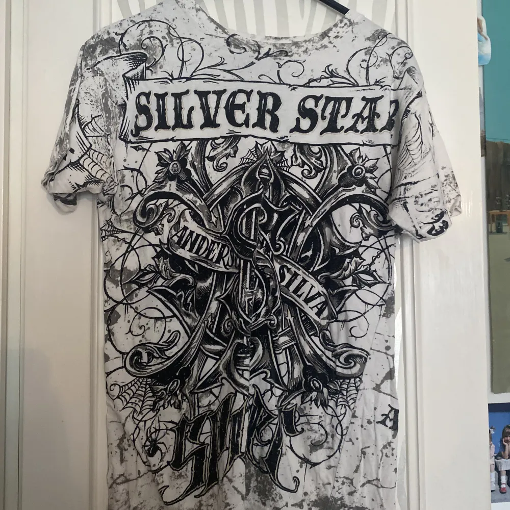 Silver star tröja med overall print. T-shirts.