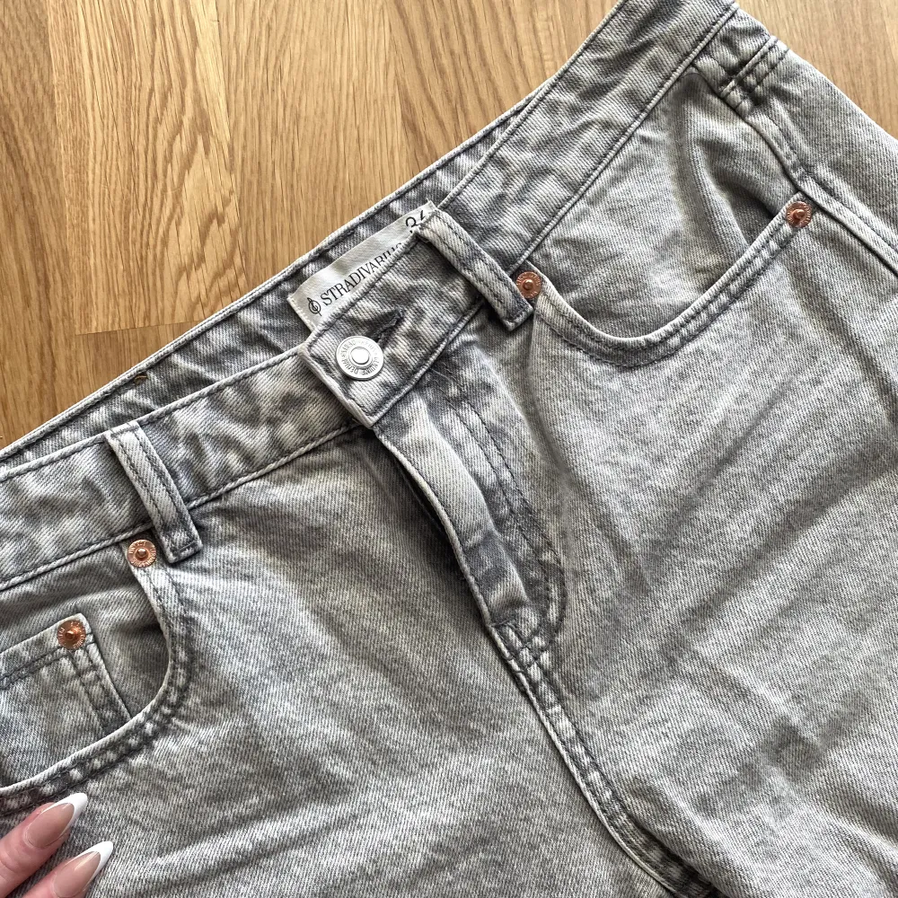 Gråa jeans som jag ej använder längre! Jag är storlek s och är 176cm! Skriv för fler bilder❤️. Jeans & Byxor.