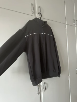 Tröja med halv dragkedja  - Helt ny tröja nästan aldrig använd. Blev inte nöjd med stl eftersom det är en M men känns som S 