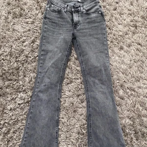 Perfekt jeans Gina  - Ett par helt oanvända low waist jeans (utsvängda) från Gina, säljer pga av för små för mig