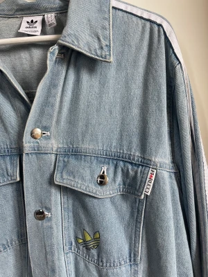 Adidas x Ficorucci - Säljer min jeans jacka från adidas x ficorucci. Det är en begränsad upplaga av de och går inte att köpa längre.  Säljer pågrund av att den inte kommer till användning. Använt fåtal gånger  Oversized i modellen 