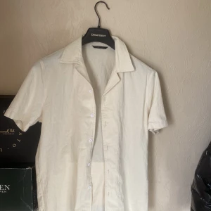 Linneskjorta - Oanvänd linneskjorta. 10/10 Skick Nypris 500kr