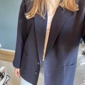 Blazer  - Så fin marinblå kavaj🤍